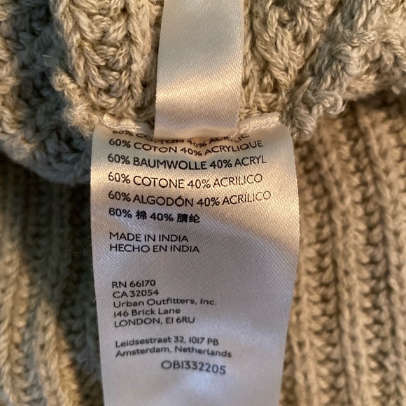 Freepeople Sweater Oatmeal color, short fringe detailing around v neck & sleeves - Picture 9 of 10